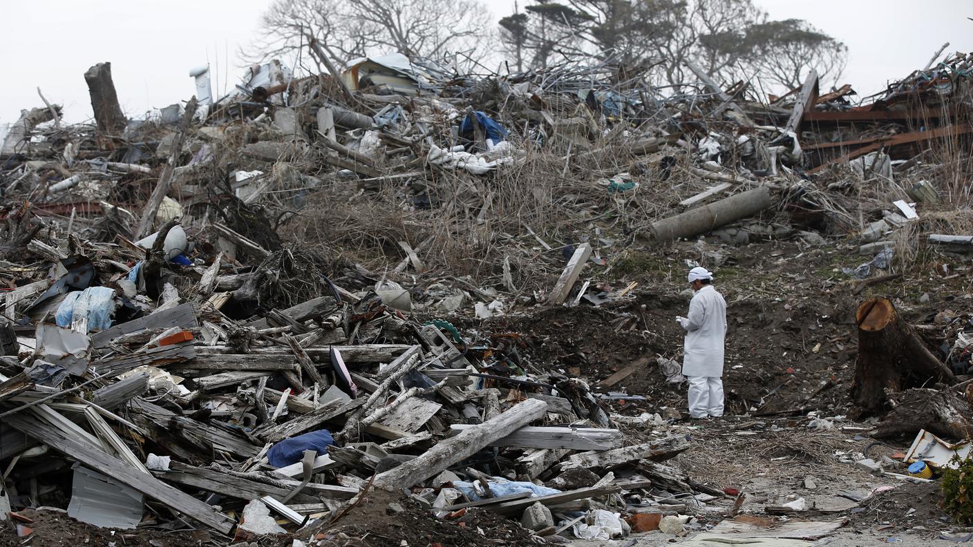 Norio Kimura cammina tra i detriti, prefettura di Fukushima