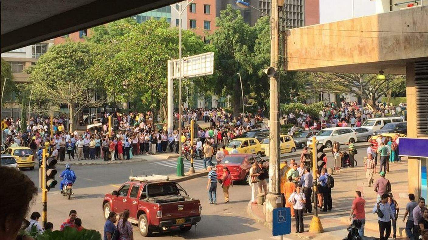 Strade affollate subito dopo la scossa a Bucaramanga