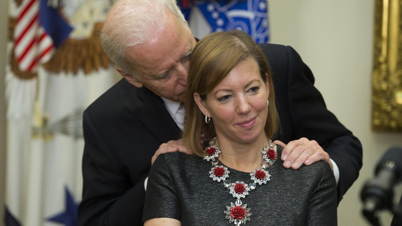 Biden e il bacio alla moglie 