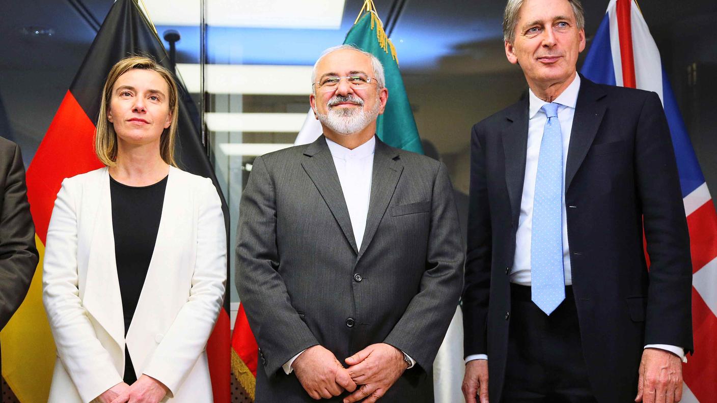 L'alto rappresentante della politica estera europea Federica Mogherini, il ministro degli Esteri iraniano Mohammad Javad Zarif e l'omonimo inglese Philip Hammond