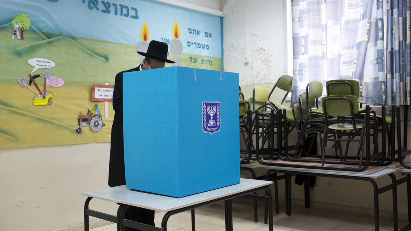 Un elettore ultraortodosso al voto a Bnei Brak