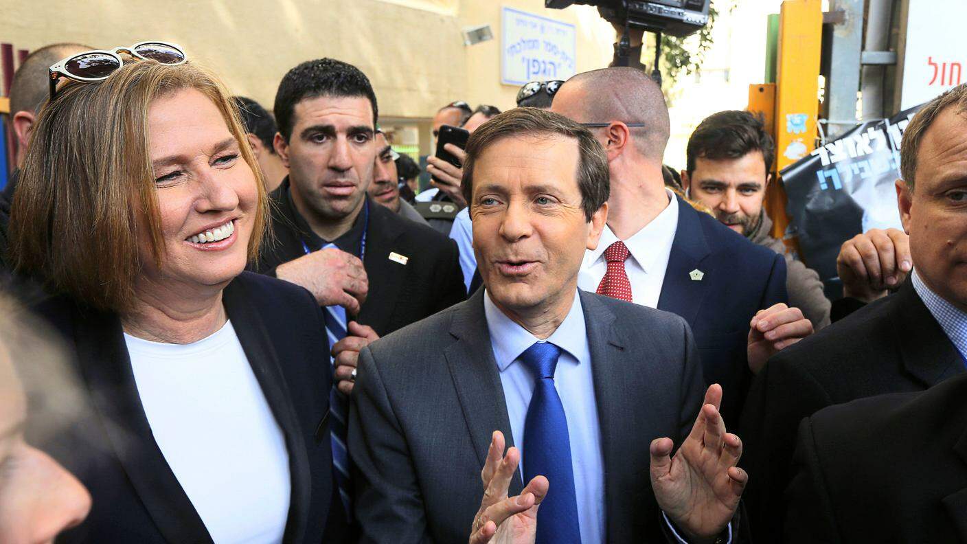 Tzipi Livni (a sinistra) e Isaac Herzog (al centro) sono gli avversari di Netanyahu nella consultazione