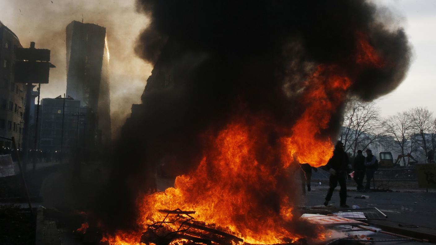 Barricate in fiamme bloccano le strade