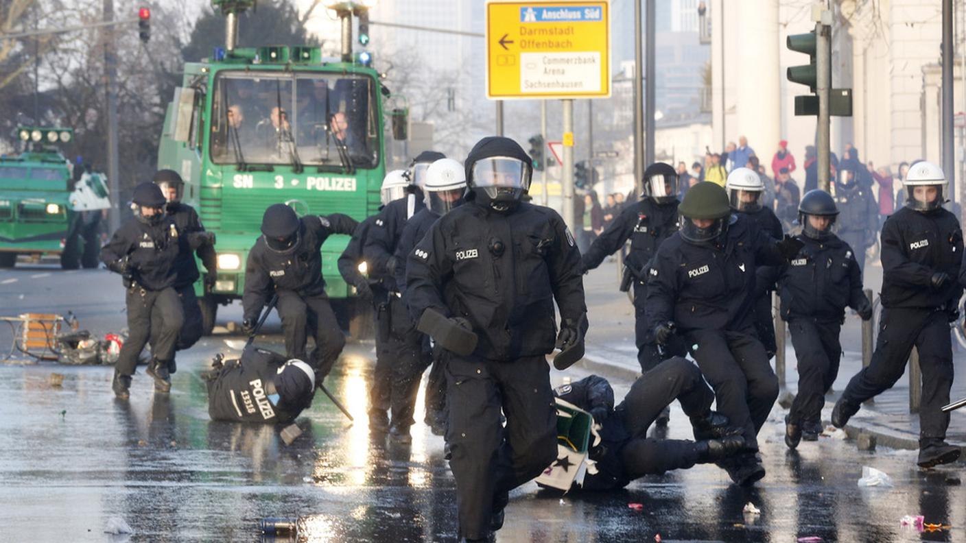 Alcuni agenti feriti, centinaia di persone arrestate