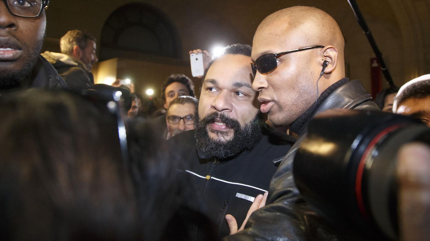 Dieudonné all'uscita dell'udienza il 4 marzo