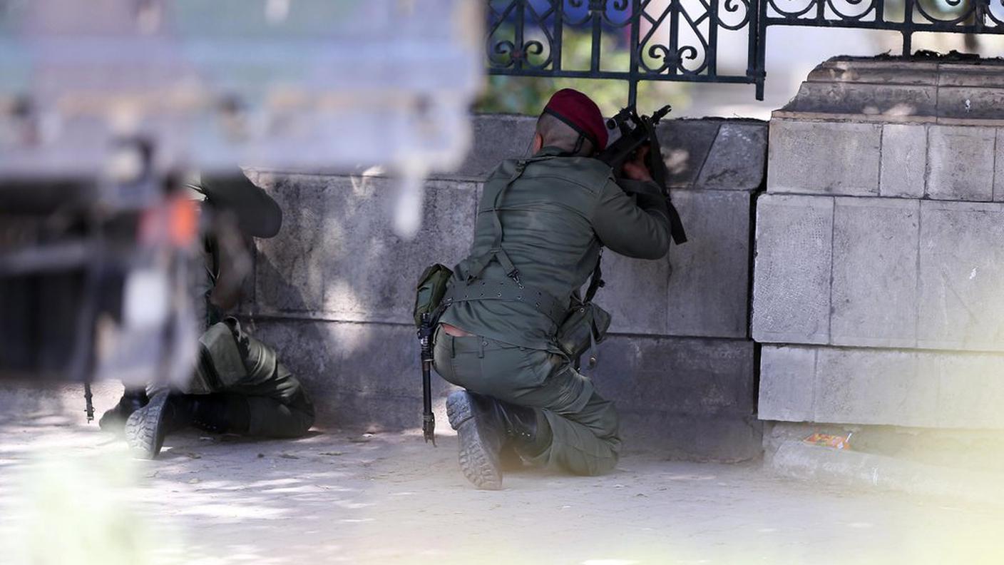 Durante il blitz sono morti due degli assalitori e un poliziotto