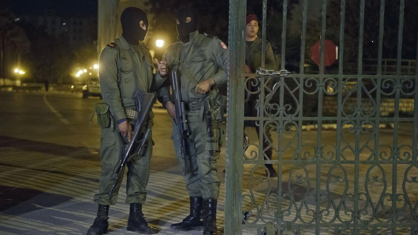 Guardie armate di fronte al museo del Bardo, vicino al complesso parlamentare di Tunisi