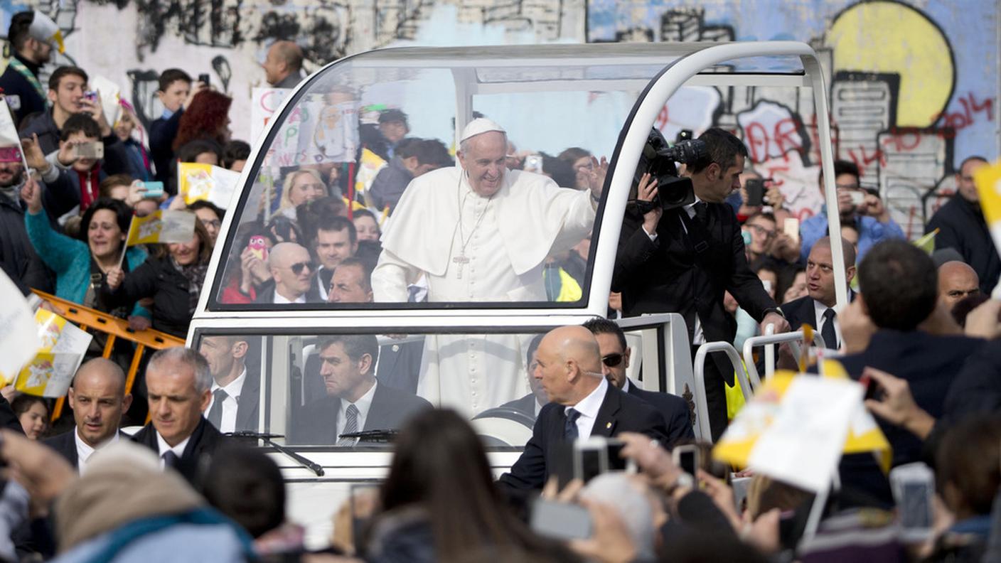 L'arrivo di Papa Francesco nel quartiere di Scampia
