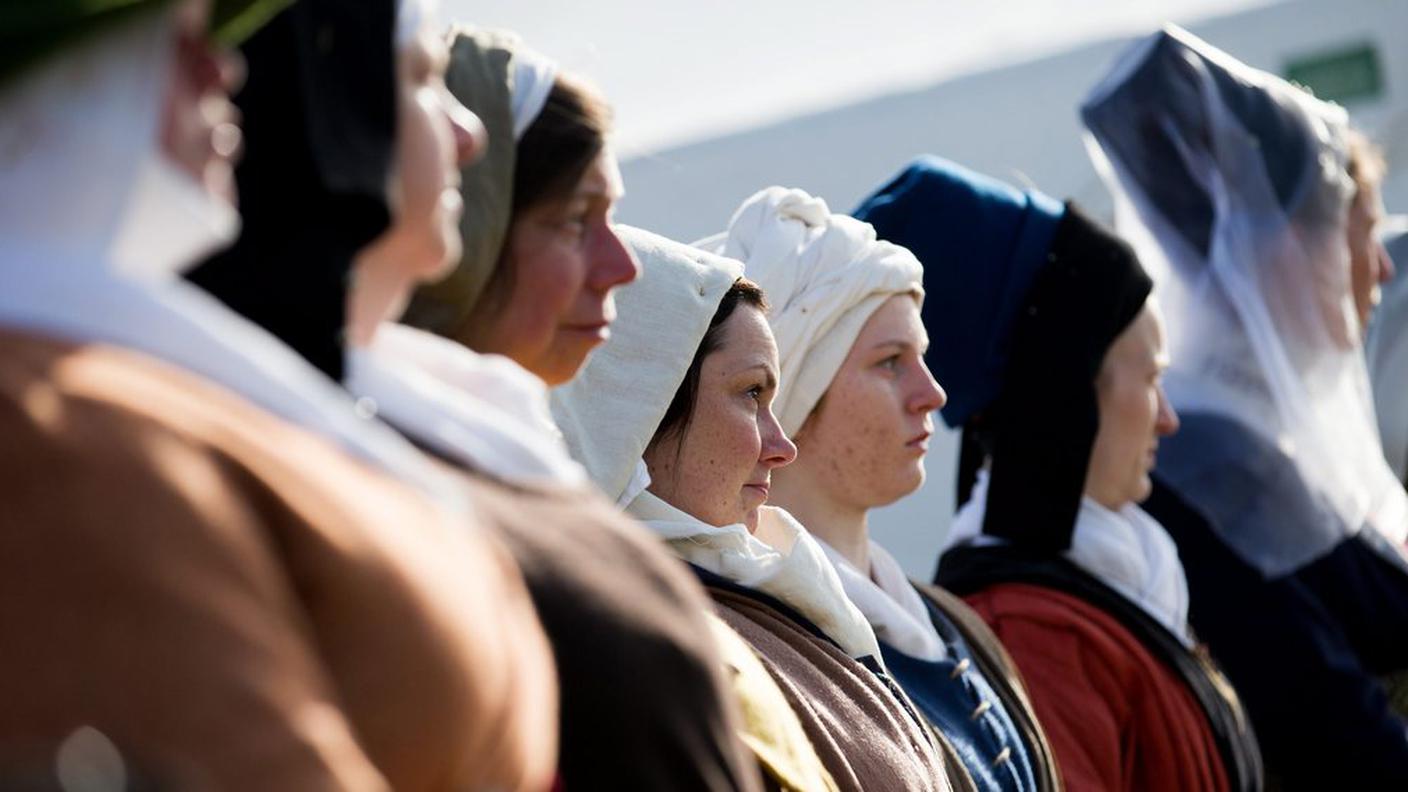 Donne con i costumi dell'epoca
