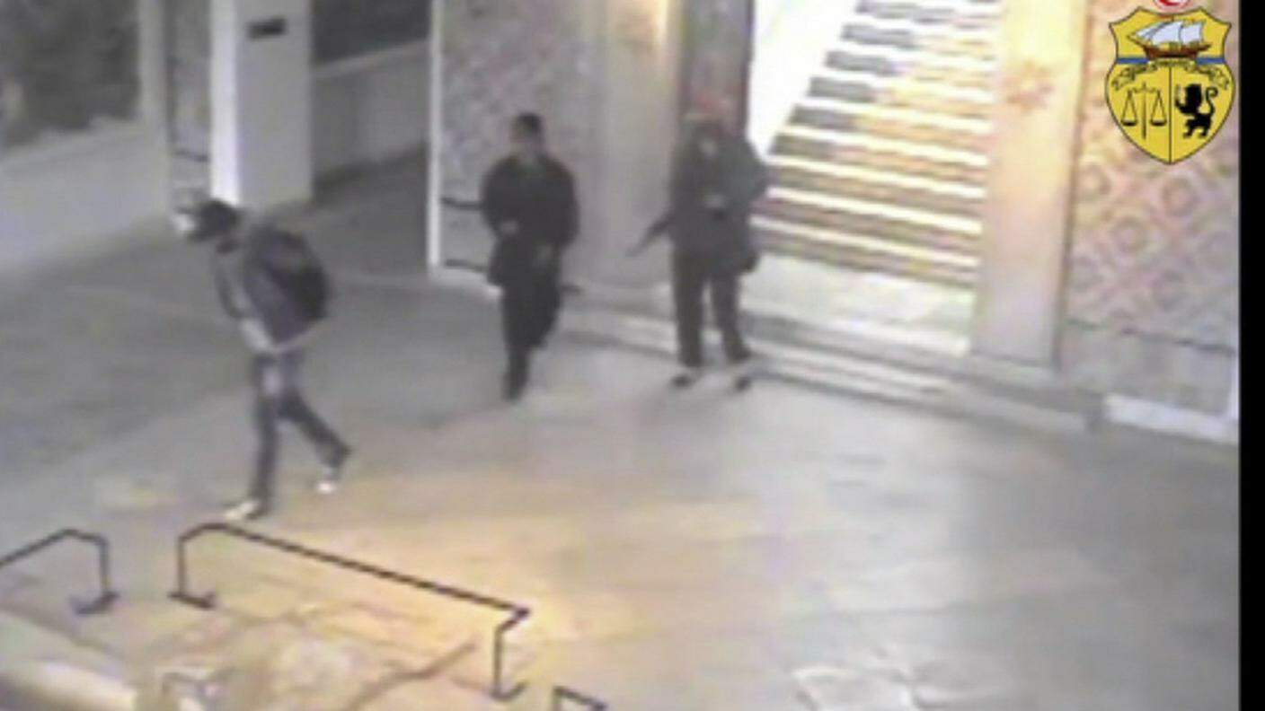 Terroristi in azione al museo di Tunisi