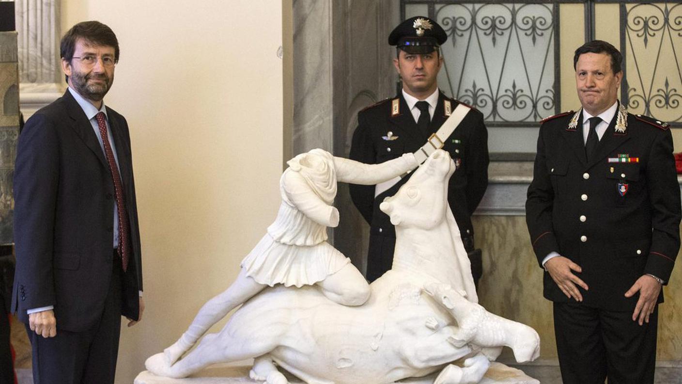 Il ministro Dario Franceschini e il generale Mariano Mossa con la statua di Mitra