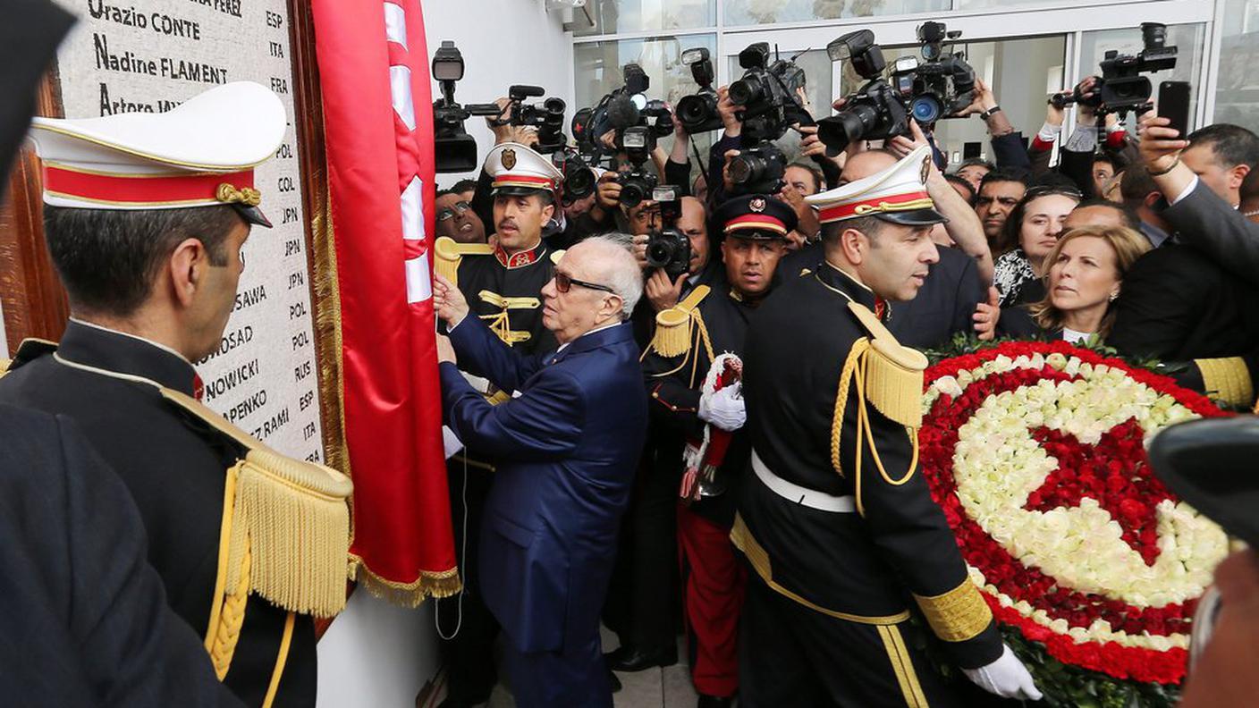Al Bardo il presidente Beji Caid Essebsi scopre la lapide dedicata ai 22 innocenti uccisi