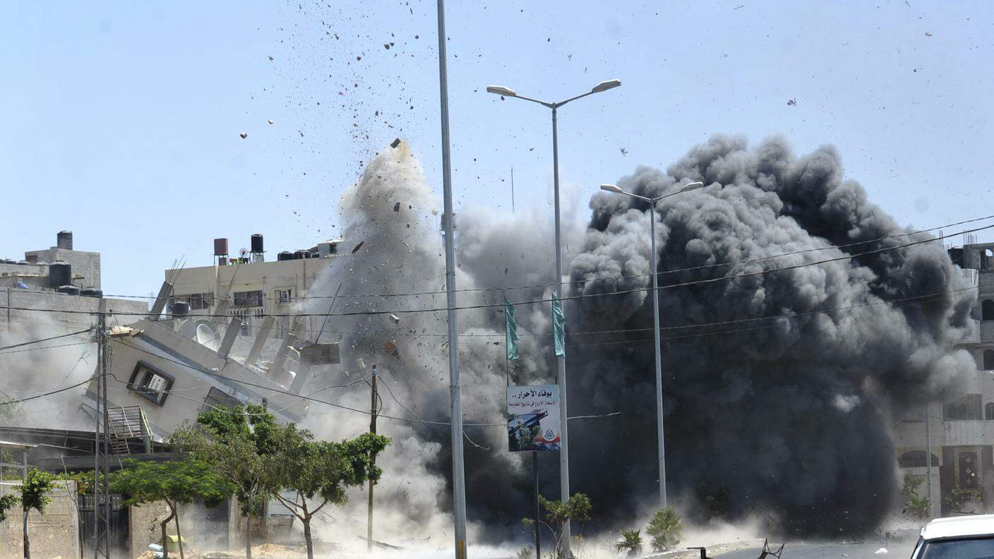 Una bomba provoca il crollo di un edificio nella Città di Gaza