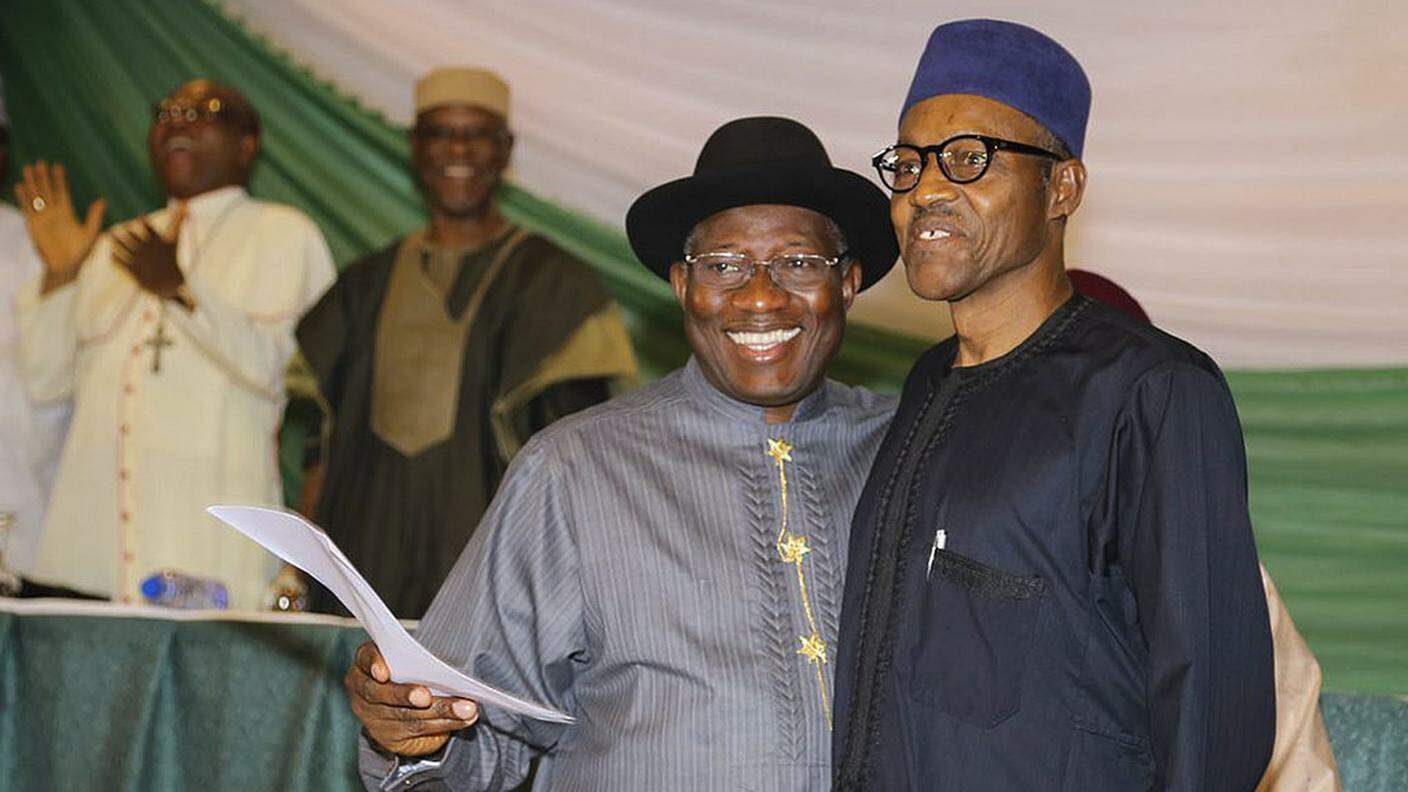Muhammadu Buhari a destra con il presidente uscente Goodluck Jonathan (s) lo scorso 26 marzo