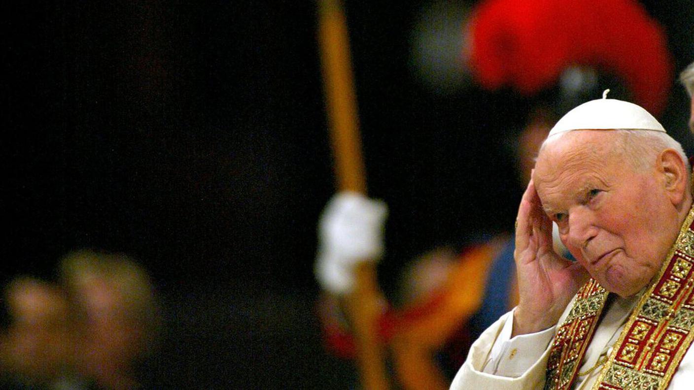 Giovanni Paolo II già sofferente, nel 2003