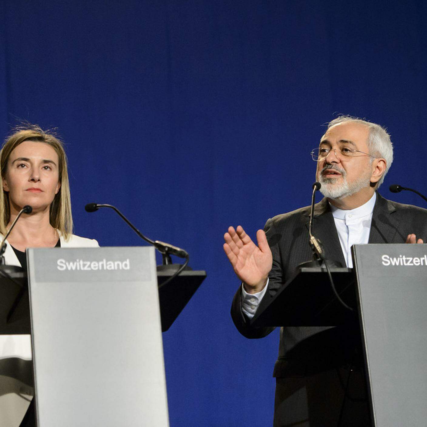 Federica Mogherini davanti alla stampa con Javad Zarif che nella conferenza stampa si è espresso in farsi