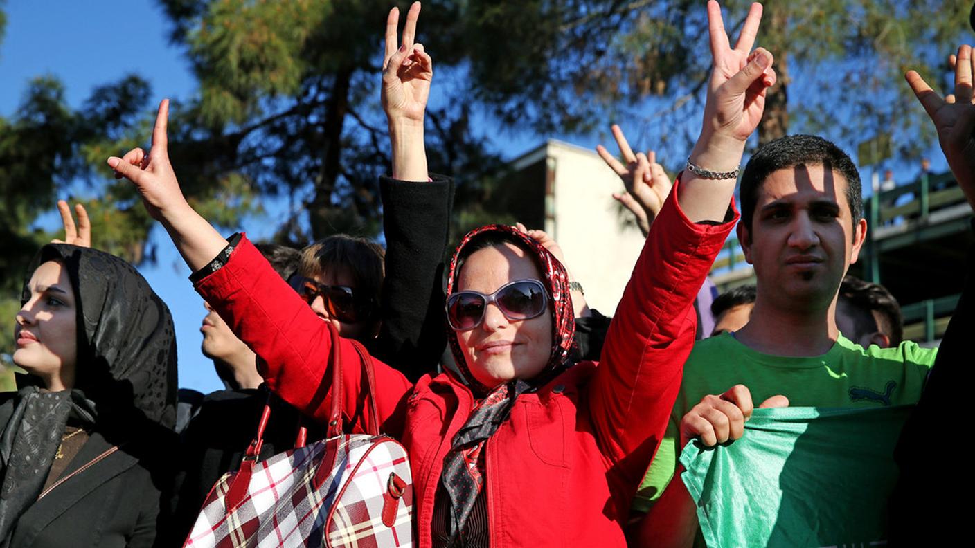 Manifestanti iraniani festeggiano l'accordo di Losanna