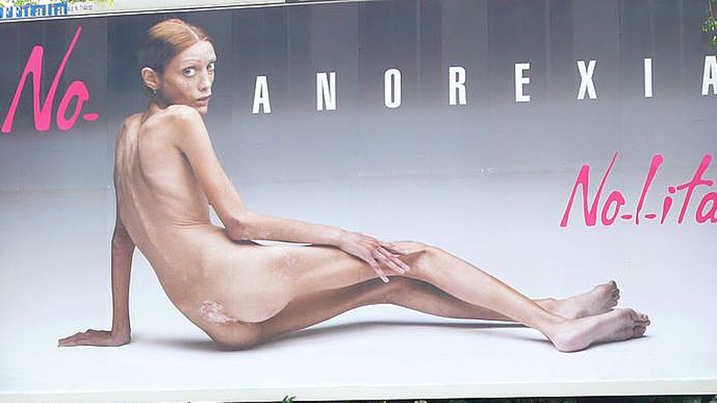 Un’immagine della campagna choc firmata da Oliviero Toscano nel 2007 incentrata sul corpo di Isabelle Caro, la modella 28enne morte per anoressia tre anni dopo