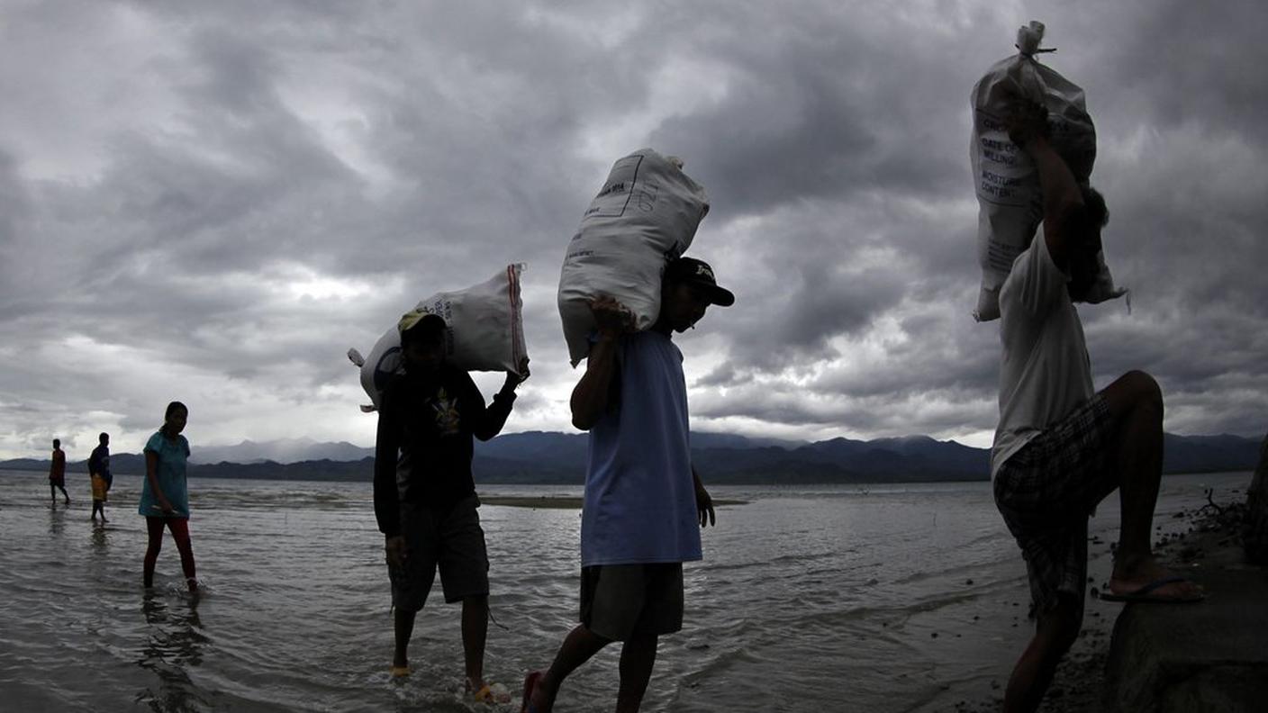 Un gruppo di sfollati per l'arrivo di Maysak