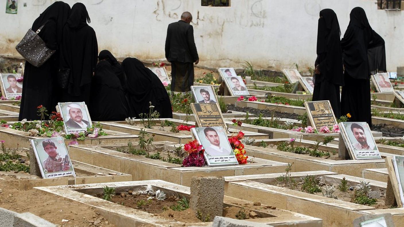 Nel cimitero di Sanaa, visite alle tombe degli houthi uccisi negli ultimi combattimenti