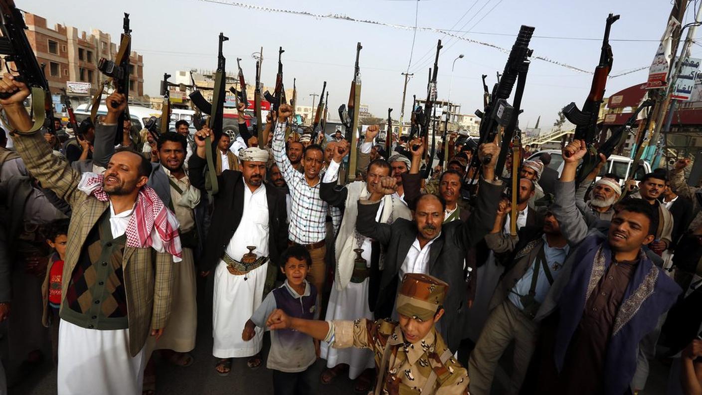 Sostenitori dei ribelli sciiti huthi protestano contro i raid sauditi a Sanaa