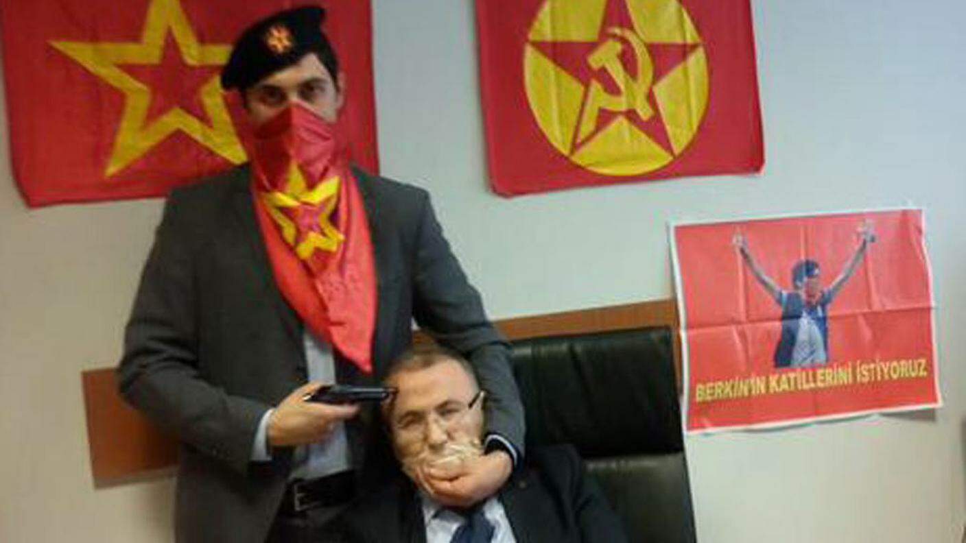 La foto del pubblico ministero Mehmet Selim Kiraz durante il sequestro