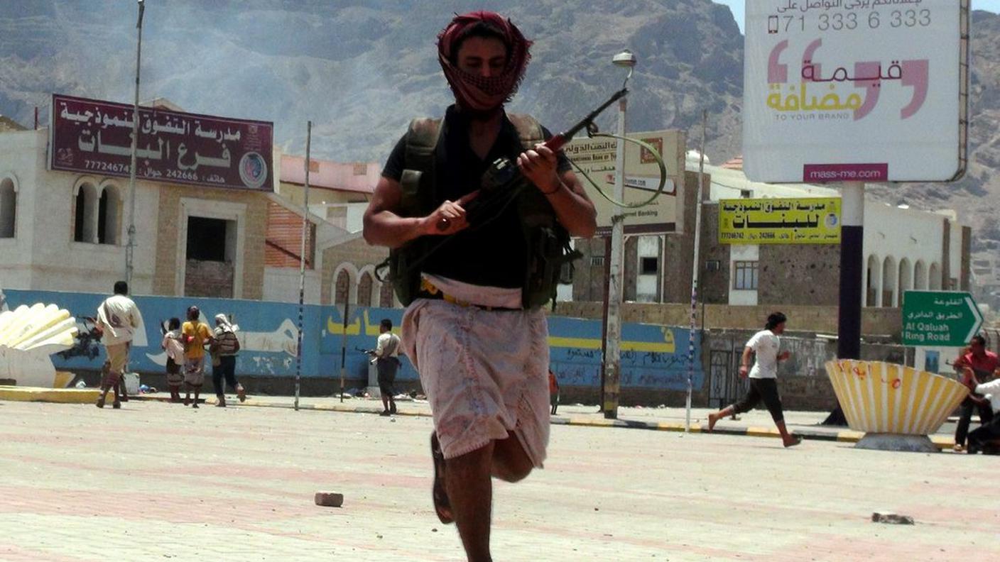 Un miliziano  fedele al presidente nelle strade di Aden