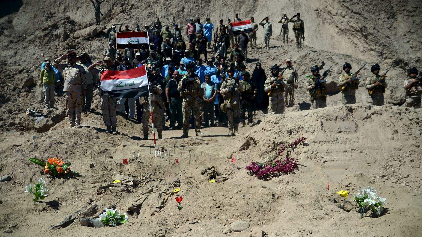 Soldati iracheni porgono l'ultimo saluto ai commilitoni uccisi