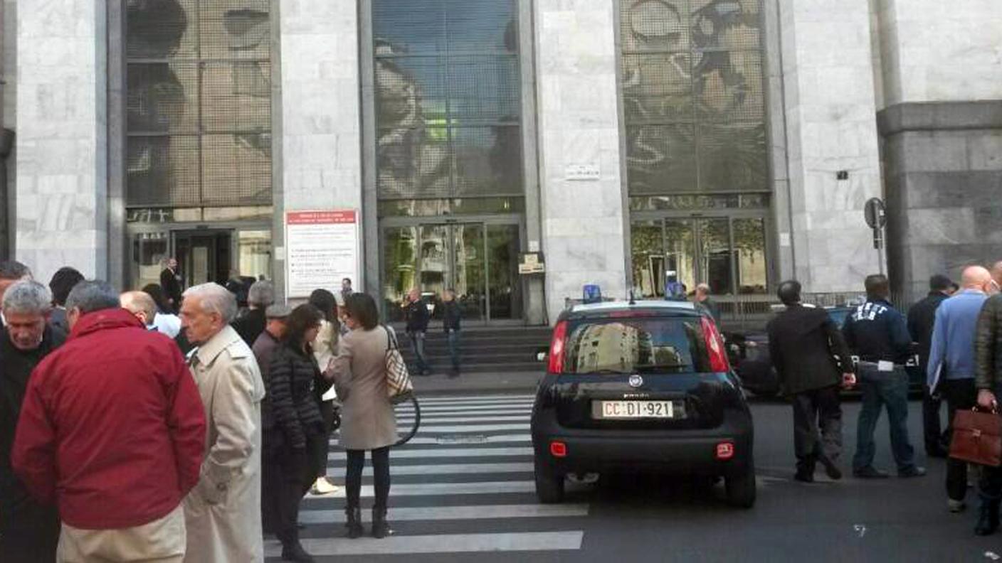 Personale e forze dell'ordine all'esterno del palazzo di giustizia