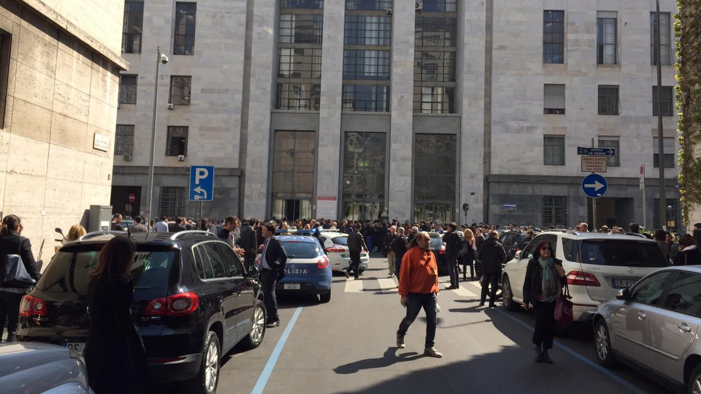 Caos fuori dal Palazzo di Giustizia