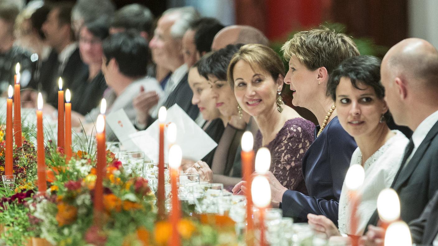 La tavolata del Bernerhof, con Simonetta Sommaruga fra Ségolène Royal e l'altra ministra francese Najat Vallaud-Belkacem
