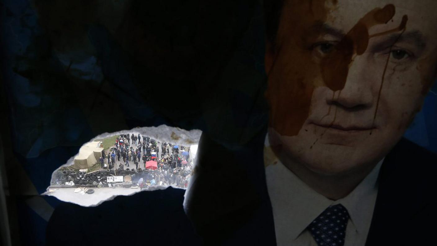 Un vecchio e vandalizzato manifesto elettorale del deposto presidente