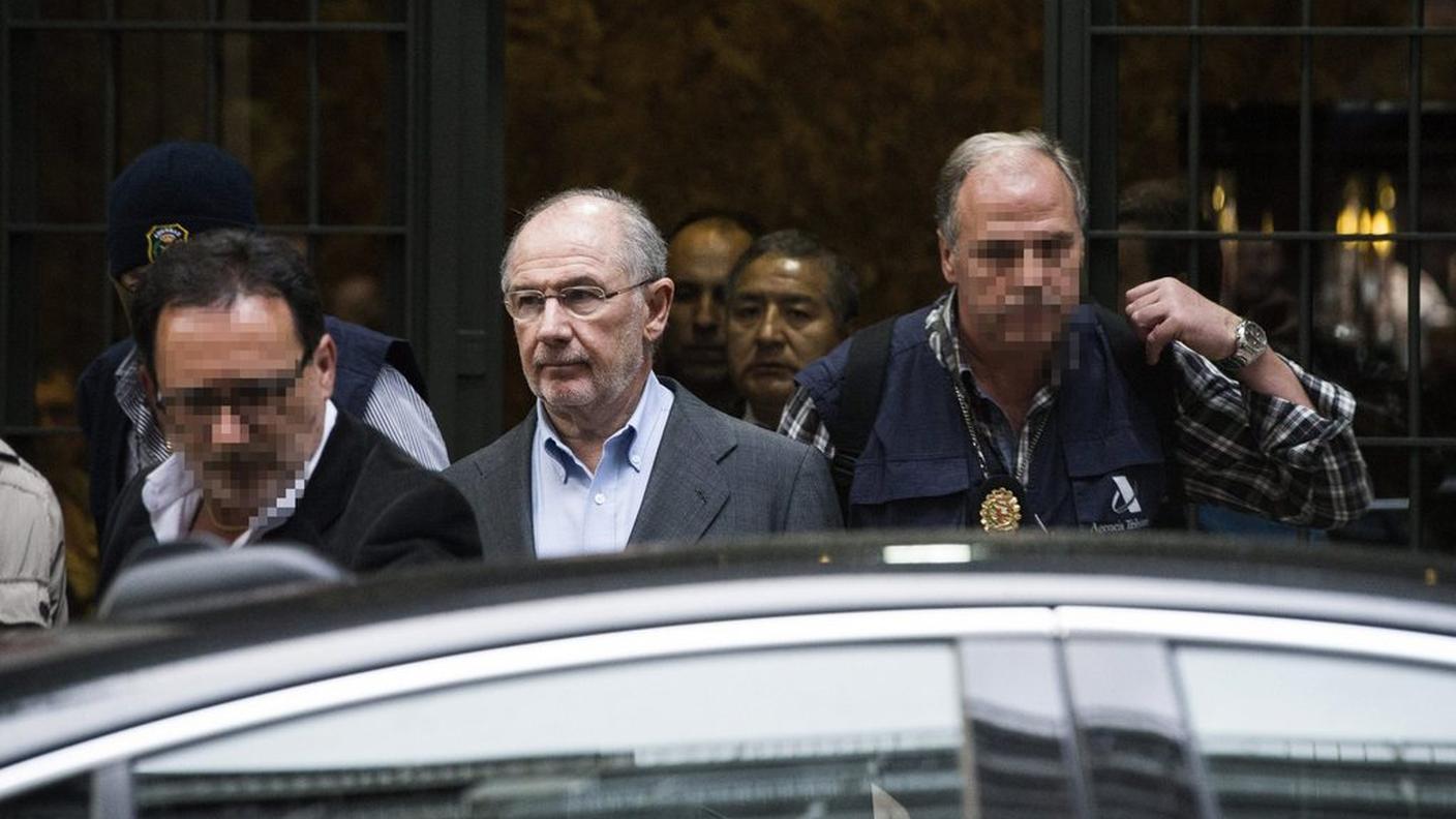 Rodrigo Rato scortato dagli agenti