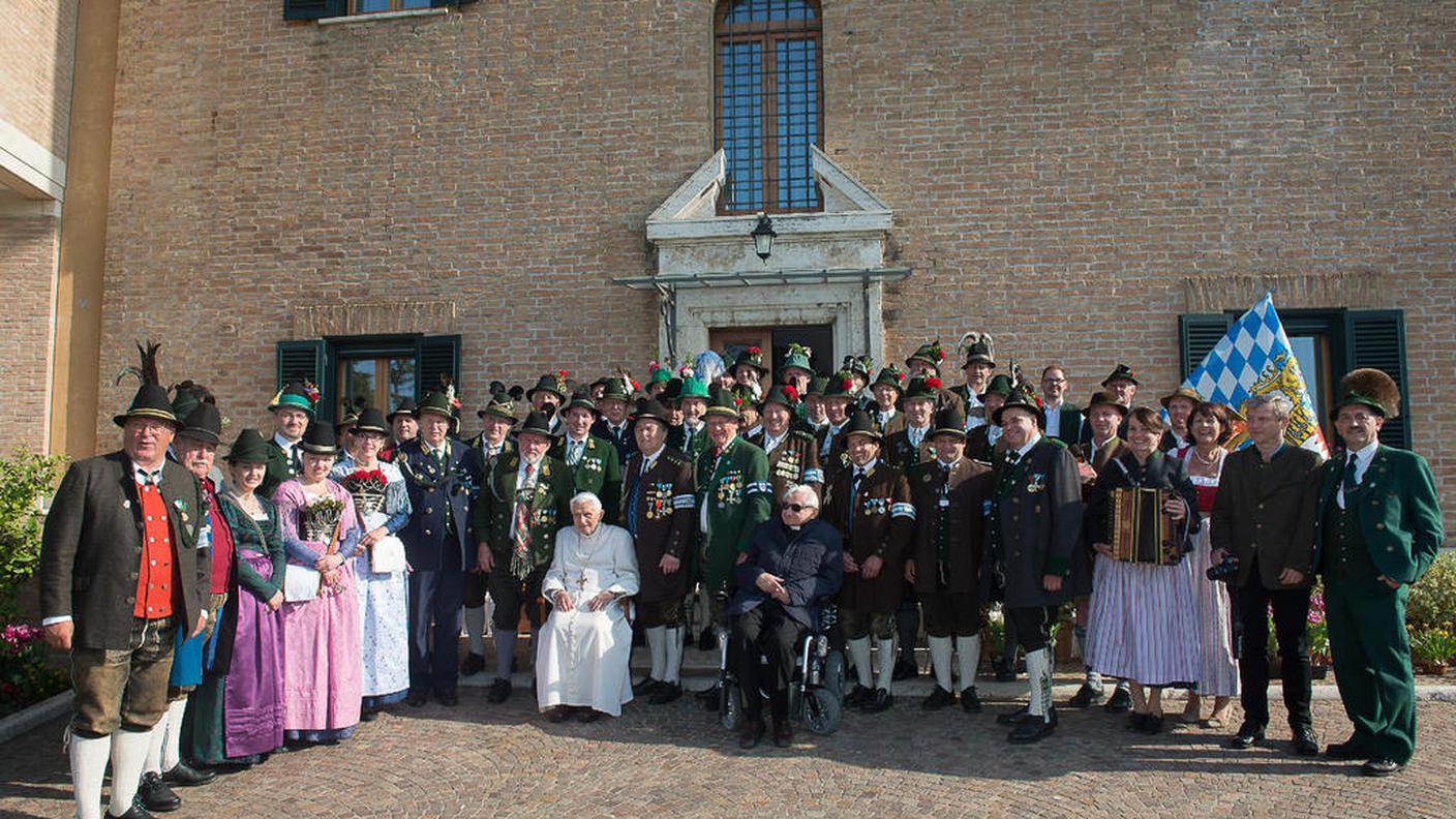 Una foto di gruppo con il Papa emerito