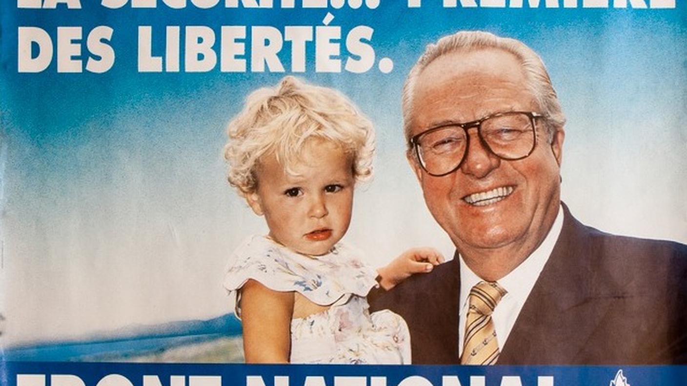 Il manifesto del 1992: Marion Maréchal-Le Pen in braccio al nonno