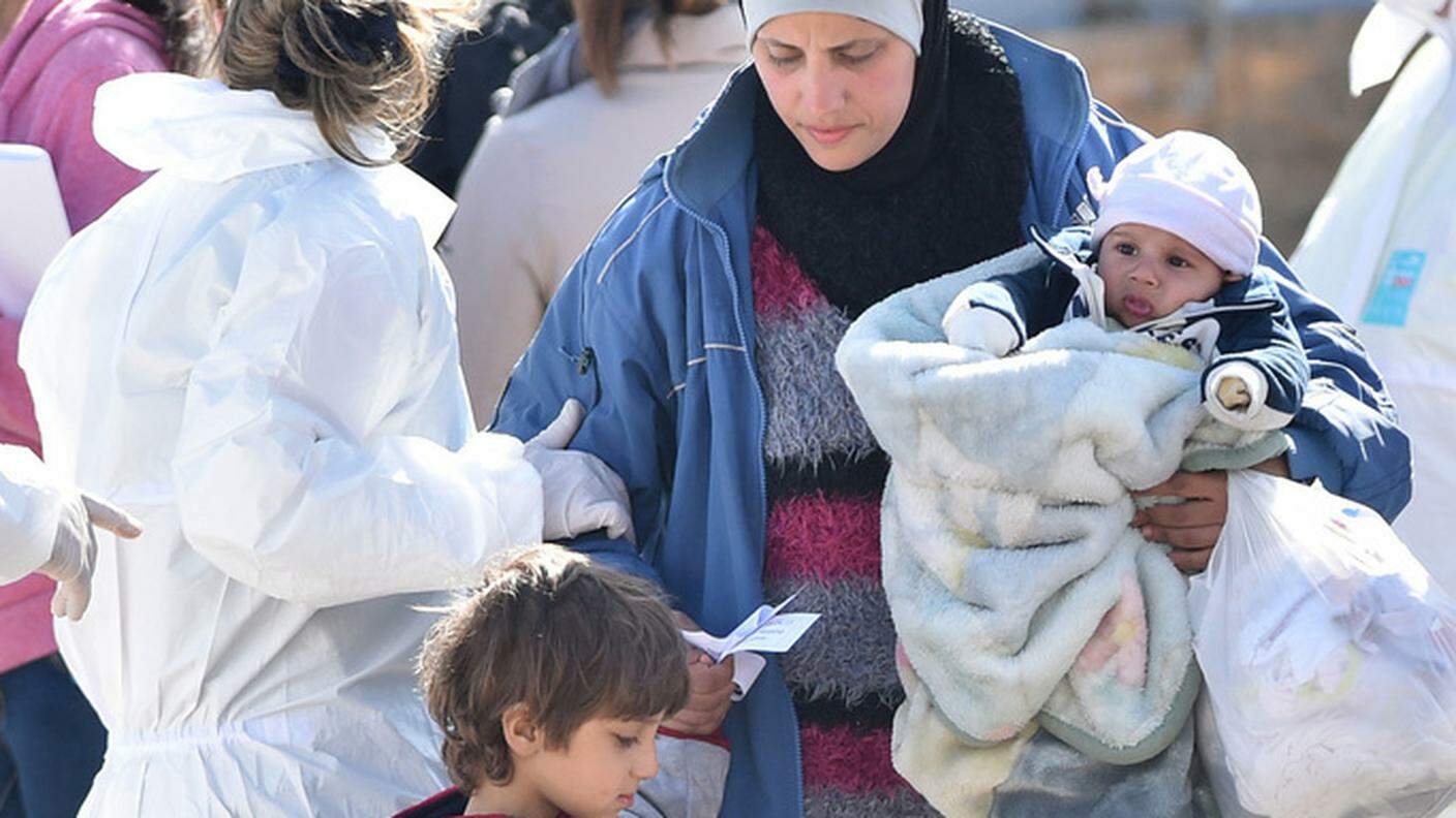 Una famiglia di migranti salvata al largo delle coste siciliane
