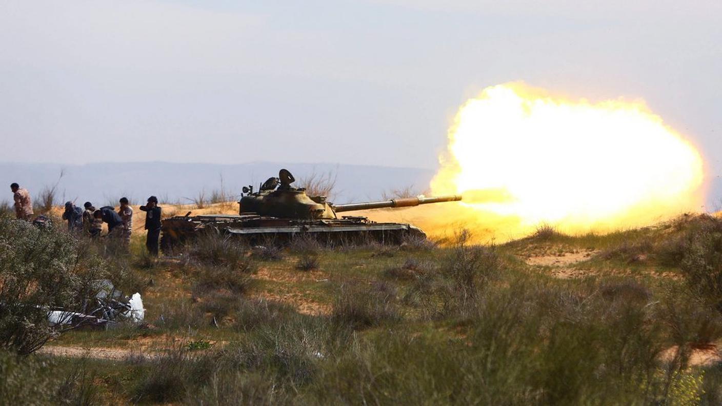 Un tank apre il fuoco contro le milizie rivali a 90 chilometri a nord di Tripoli