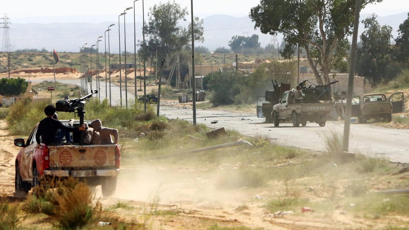 Miliziani libici fronteggiano le postazioni rivali a nord di Tripoli