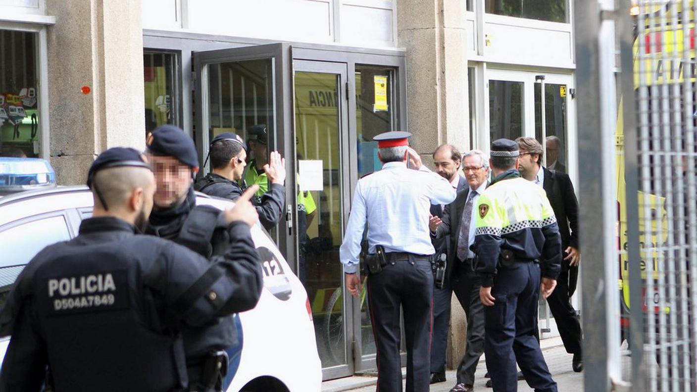 Gli agenti intervenuti all'istituto Juan Fuster