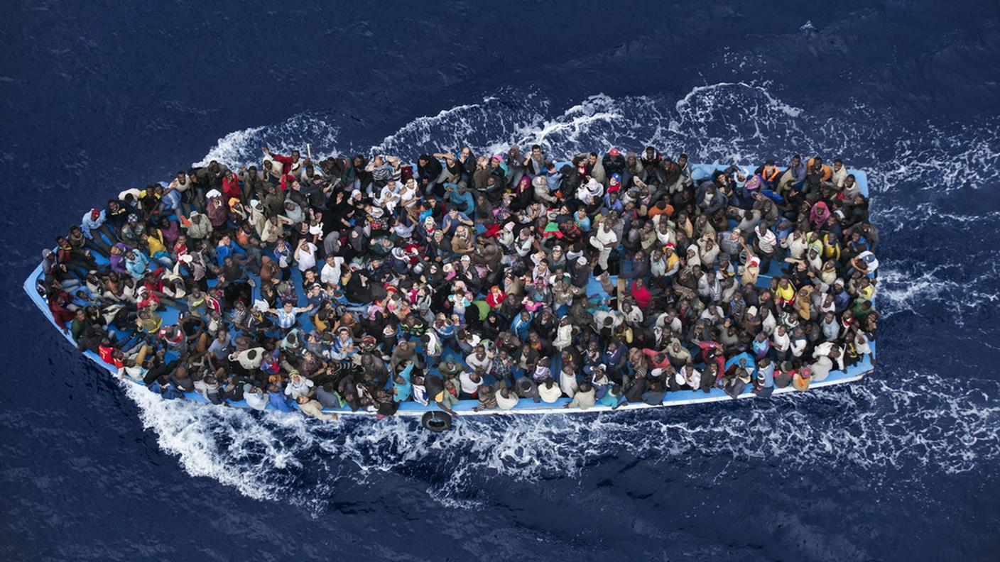 Un gruppo di migranti su un barcone (foto d'archivio)