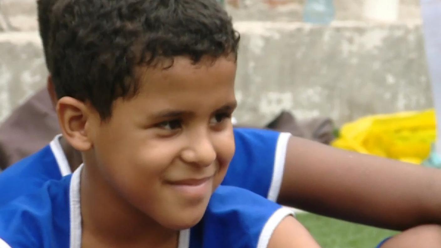 Il sorriso di un giovane calciatore