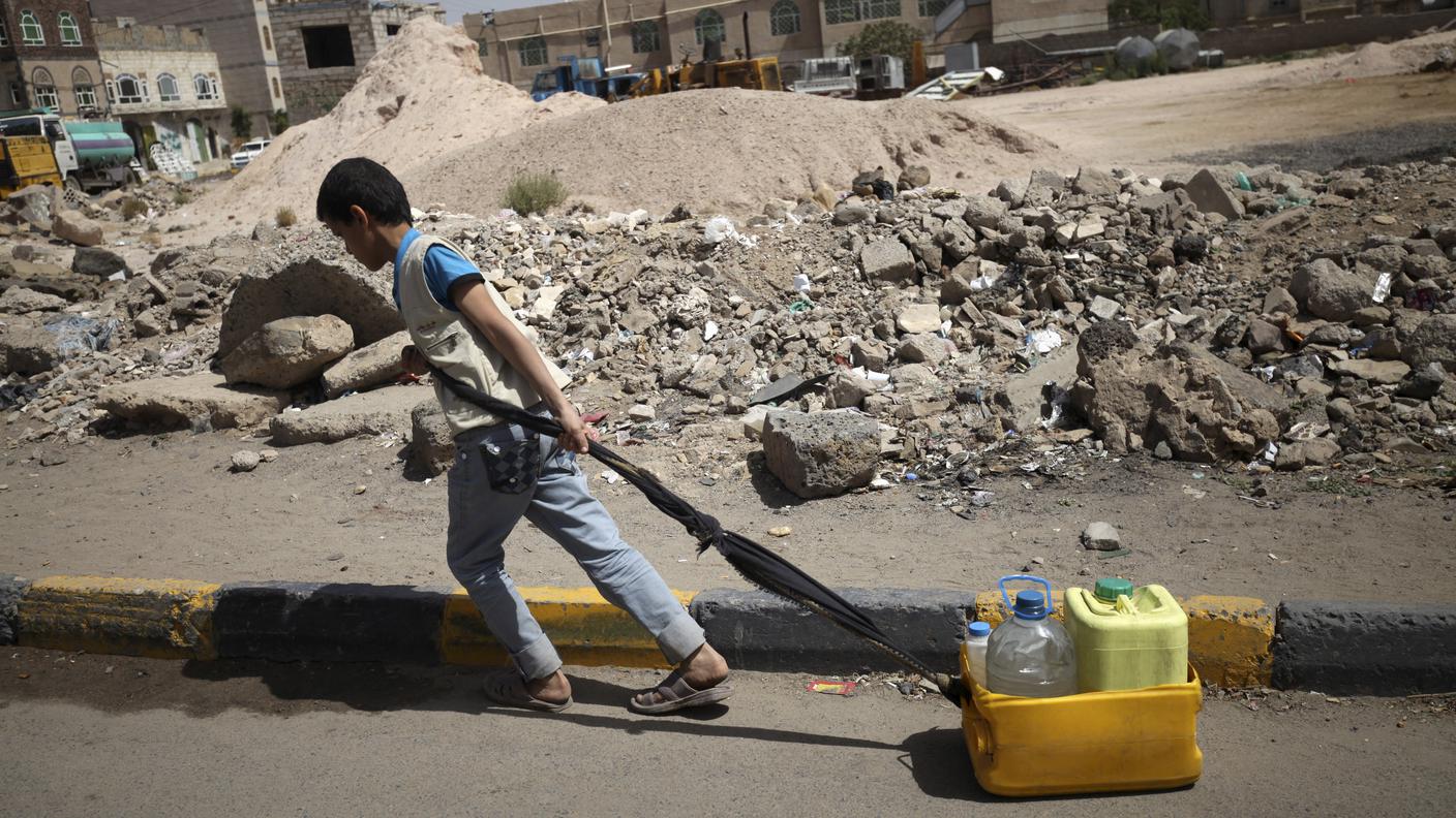 Alla ricerca di acqua potabile a Sanaa