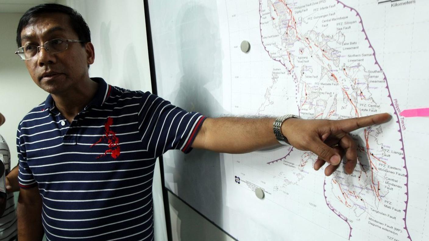 Un geologo mostra l'area di subduzione che ha causato il terremoto