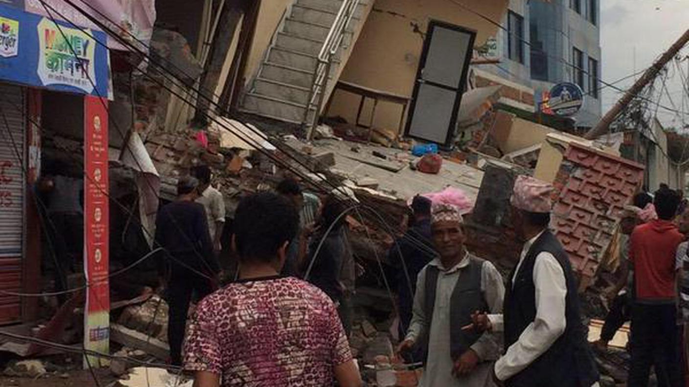 Un edificio collassato sulla strada