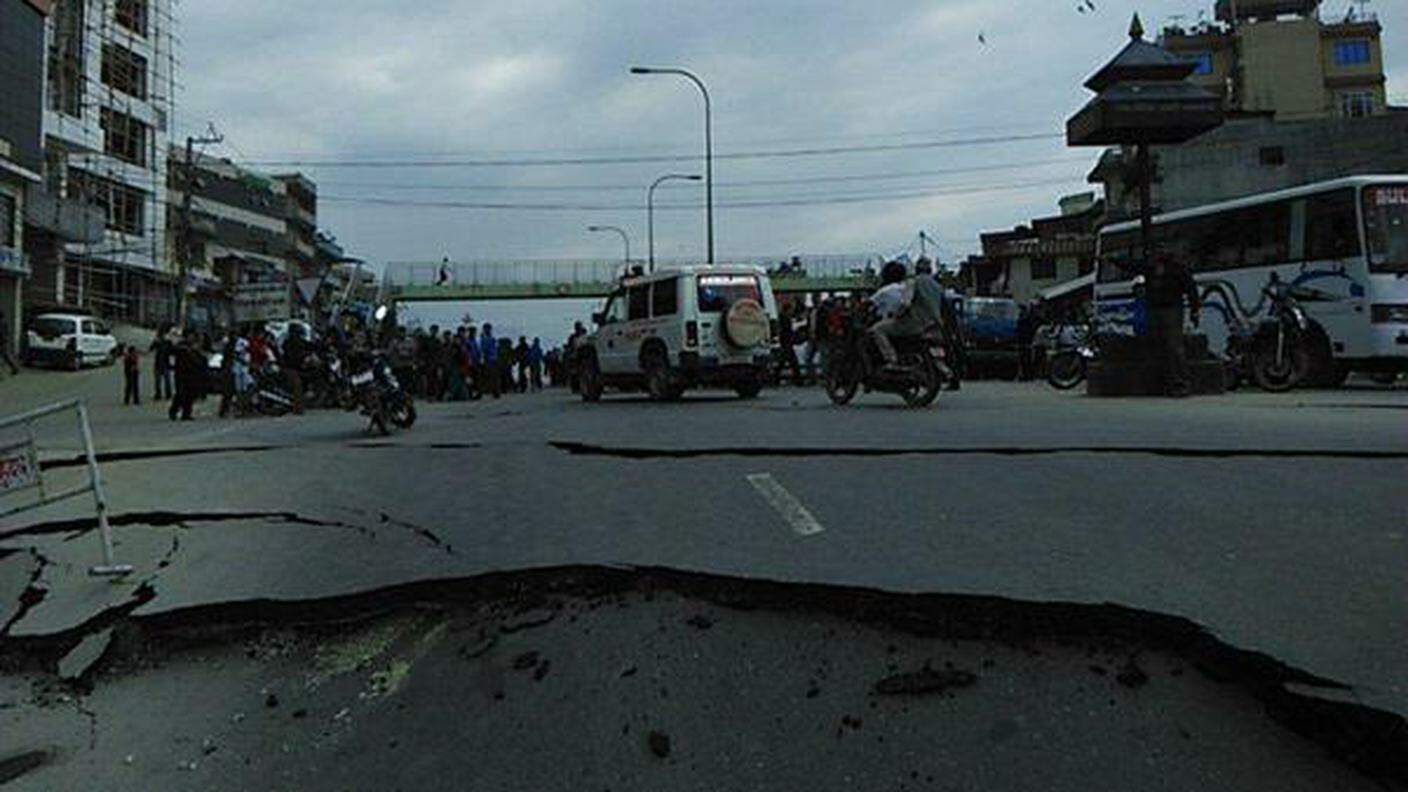 Una strada di Kathmandu danneggiata dal sisma