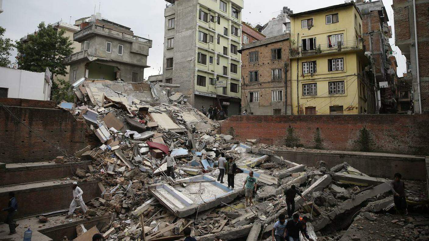 Un edificio crollato a causa del sisma