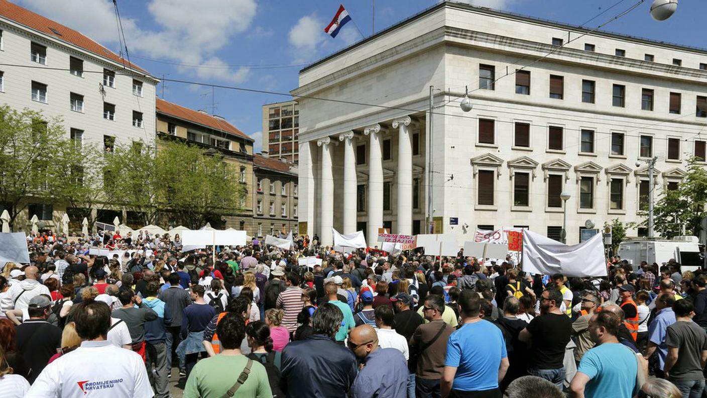 Manifestanti sotto il palazzo del Governo a Zagabria