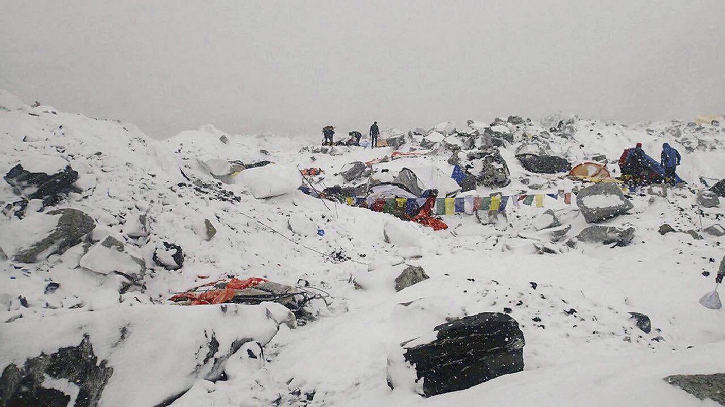 Tende travolte dalla neve e distrutte