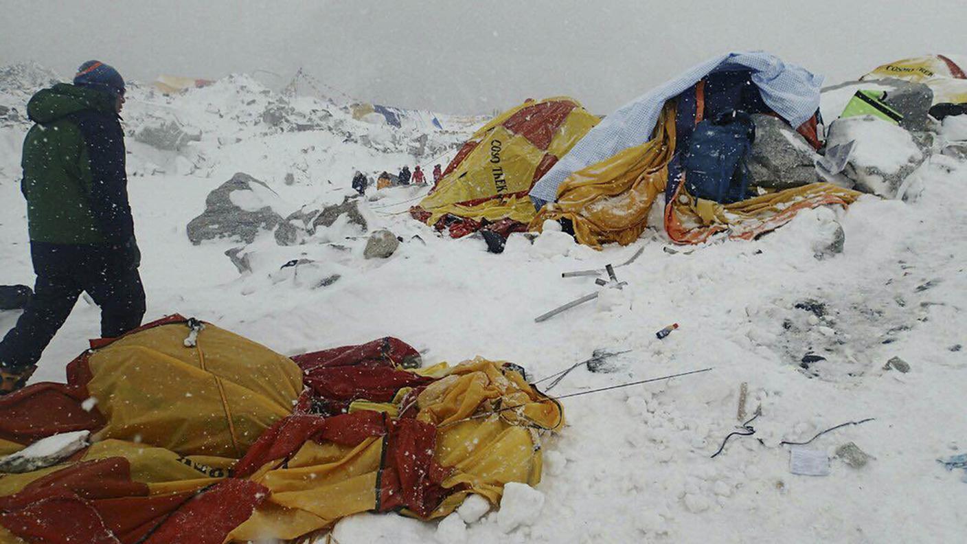 Tende travolte dalla neve e distrutte