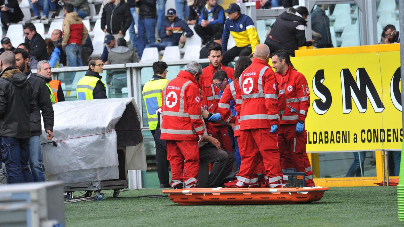 Tifosi portati via dalla Croce Rossa